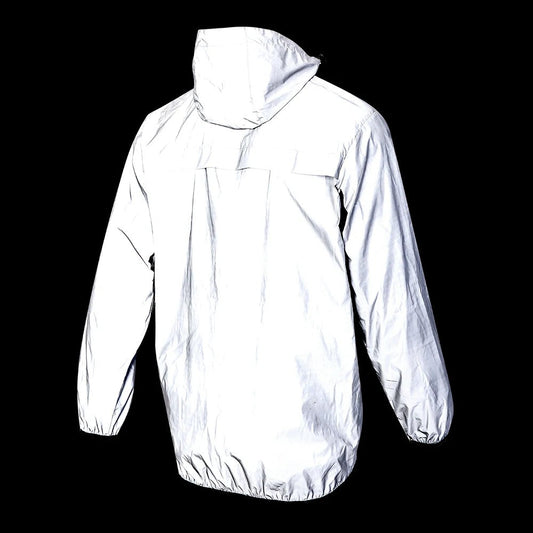 Rückansicht der reflektierenden Jacke für Herren mit Kapuze und elastischem Saum