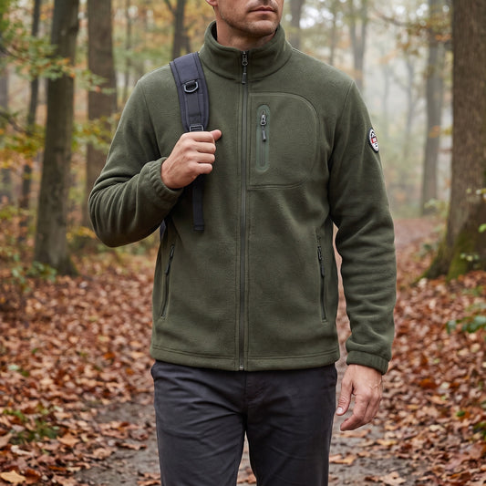 Fleecejacke Herren in Moosgrün, getragen beim Spaziergang im herbstlichen Wald