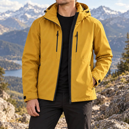 Windbreaker Jacke Senfgelb getragen beim Wandern im Freien