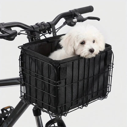 Fahrradkorb vorne mit Hund vor hellem Hintergrund
