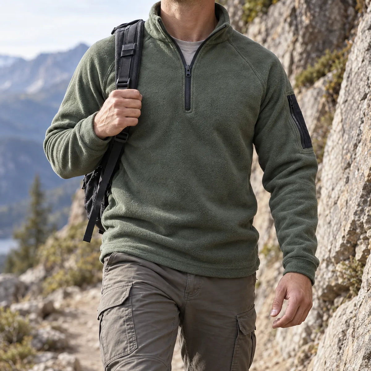 Fleecepullover Herren in Moosgrün getragen beim Wandern im Freien