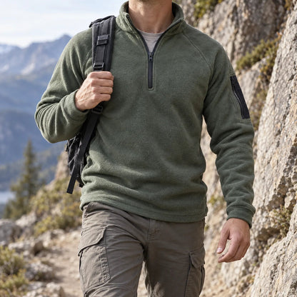 Fleecepullover Herren in Moosgrün getragen beim Wandern im Freien