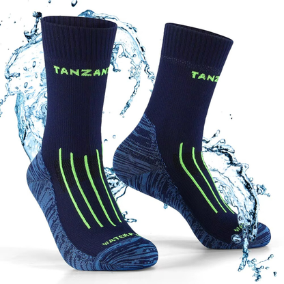 Wasserdichte Socken in Blau mit grünen Streifen vor Wasserspritzern