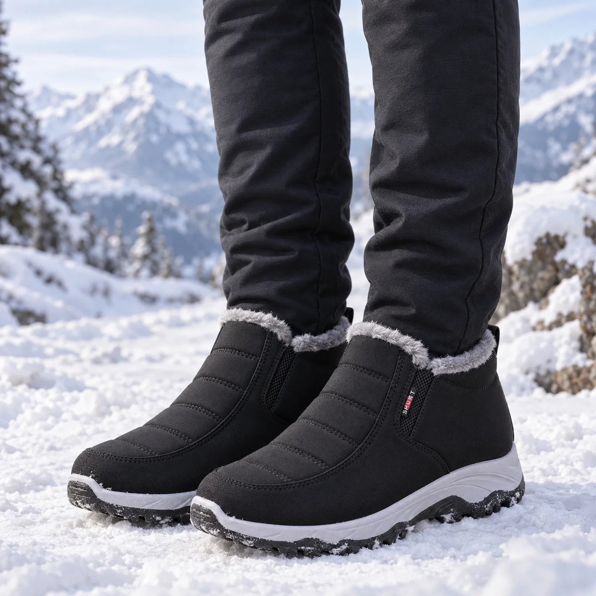 Winterschuhe Damen gefüttert getragen im Schnee – Slip-on Stiefeletten in Schwarz