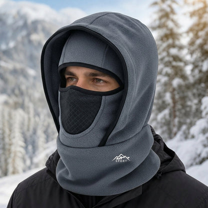 Model trägt die graue Fleece-Sturmhaube mit Mesh-Mundschutz