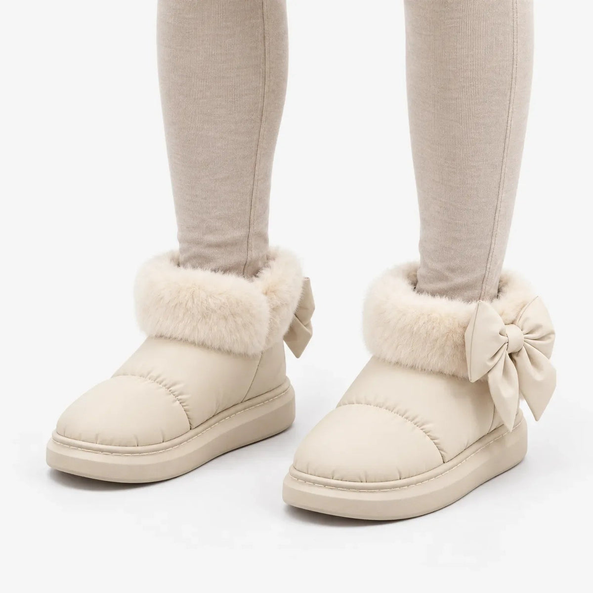 Winterstiefel Damen gefüttert in Creme – Produktfoto auf Weiß