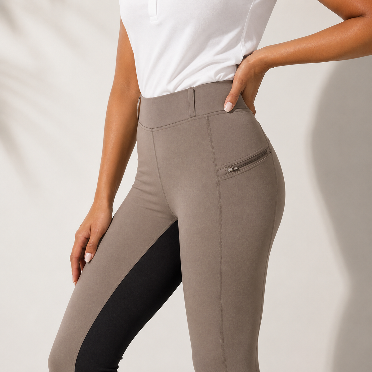 Reithose Damen in Taupe mit Reißverschlusstasche am Oberschenkel