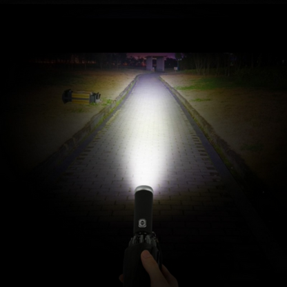 LED-Licht im Griff des Regenschirms leuchtet einen dunklen Weg aus