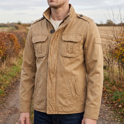 Übergangsjacke Herren Cargo in Khaki auf einem herbstlichen Feldweg getragen
