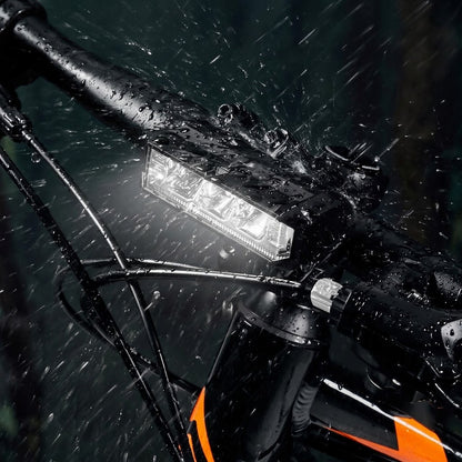 Fahrrad-Frontlicht LED leuchtet am Mountainbike bei starkem Regen