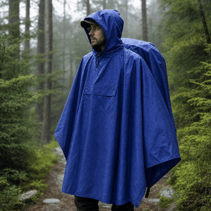 Blauer Regenponcho mit Kapuze im Regen getragen