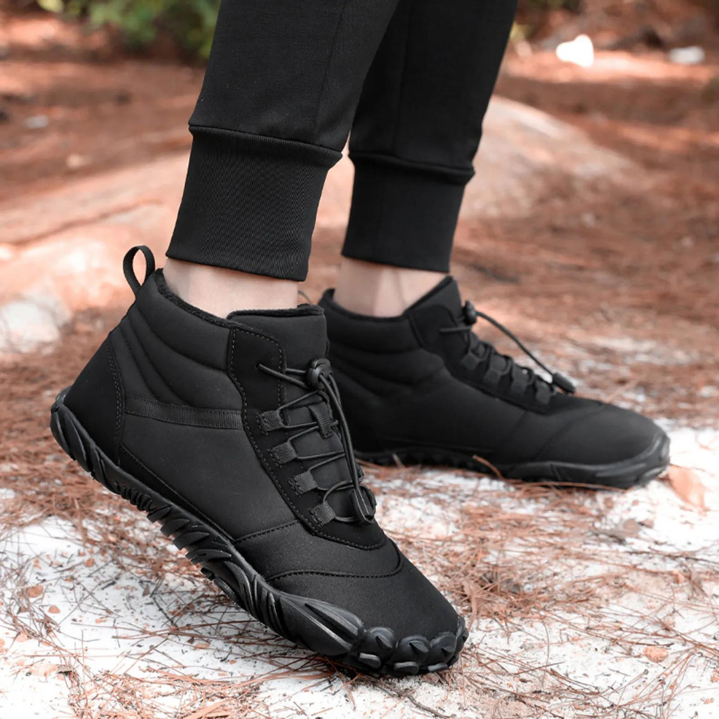 Winter Barfußschuhe getragen auf einem Waldweg