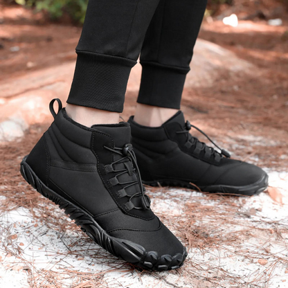 Winter Barfußschuhe getragen auf einem Waldweg