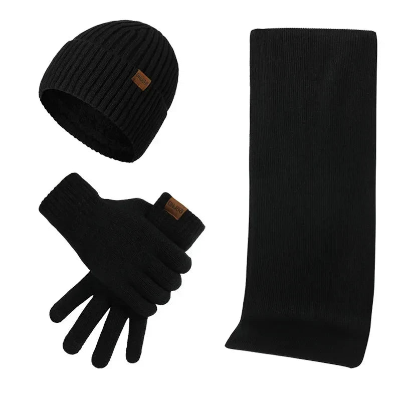 Wintermütze Herren Set in Schwarz mit Schal und Handschuhen – auf weißem Hintergrund