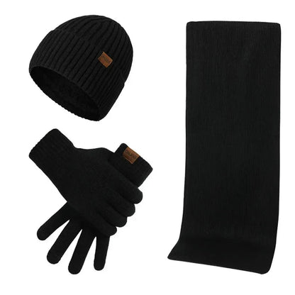 Wintermütze Herren Set in Schwarz mit Schal und Handschuhen – auf weißem Hintergrund