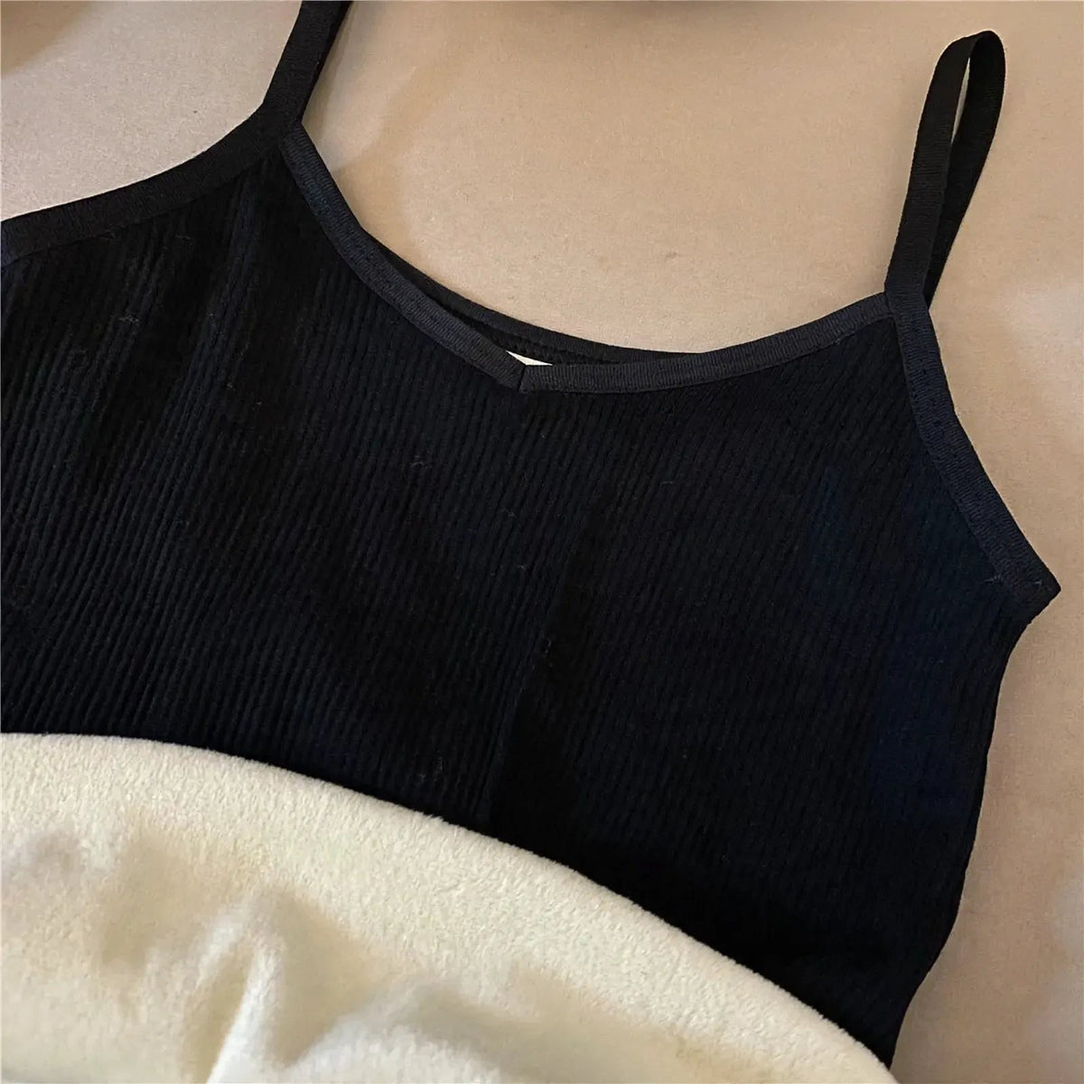 Thermo Unterhemd Damen – Detail von Rippenstrick, Träger und Futter