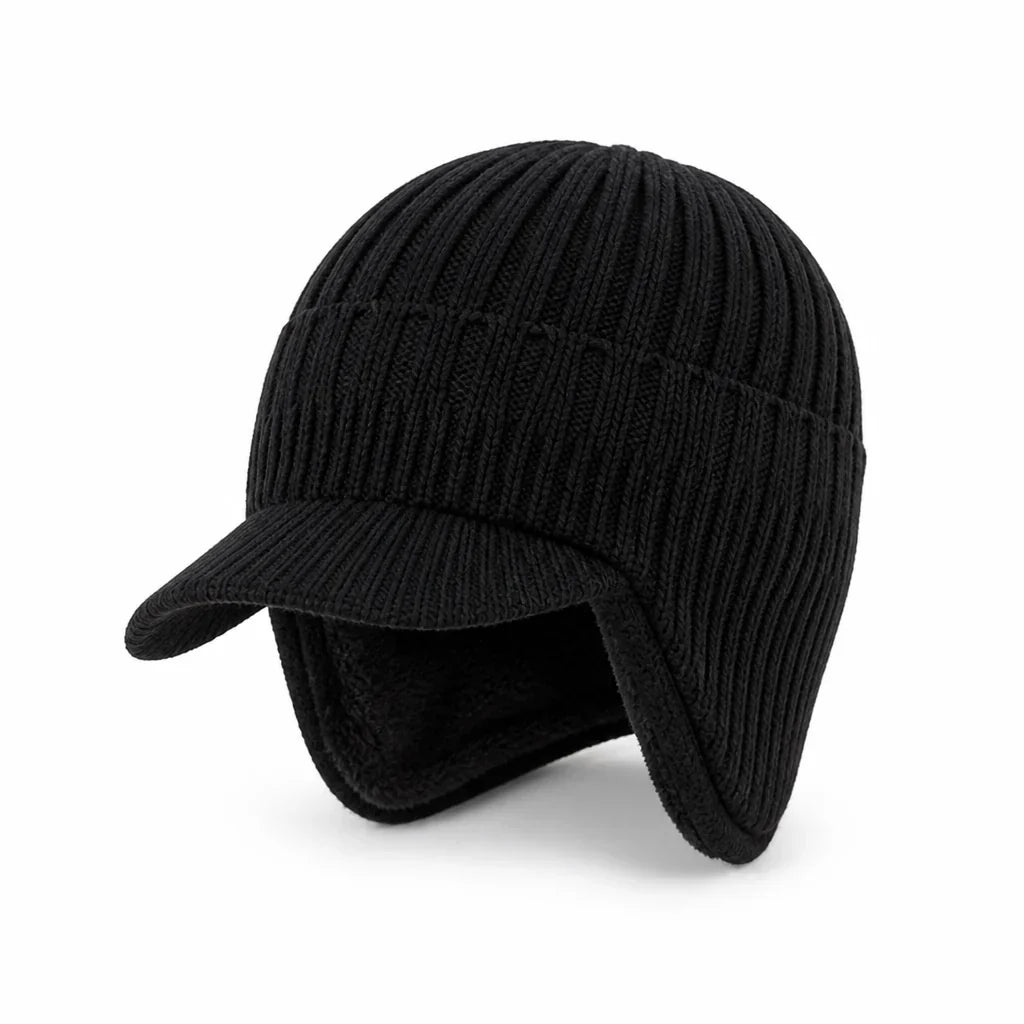 Mütze mit Ohrenklappen in Schwarz – Strick-Wintermütze mit Schirm und Fleecefutter, freigestellt