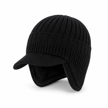 Mütze mit Ohrenklappen in Schwarz – Strick-Wintermütze mit Schirm und Fleecefutter, freigestellt