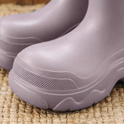 Gummistiefel Damen kurz – Nahaufnahme von Zehenkappe und Plateausohle in Flieder