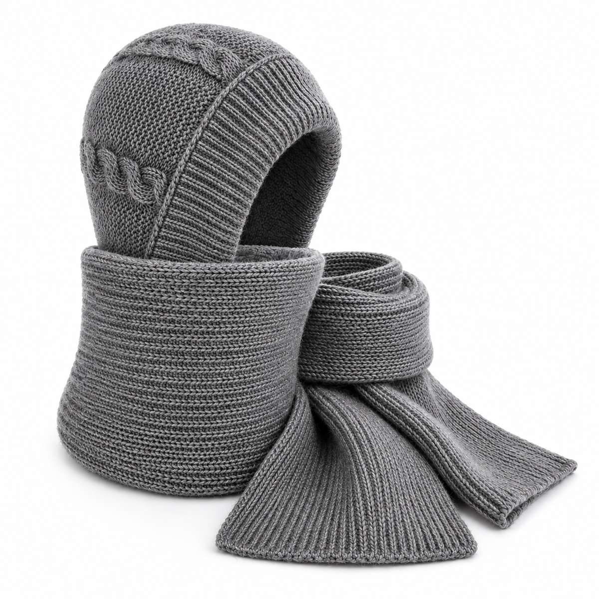 Mütze Schal Set Damen in Grau – gefütterte Schlupfmütze mit Zopfmuster und Schal, auf Weiß