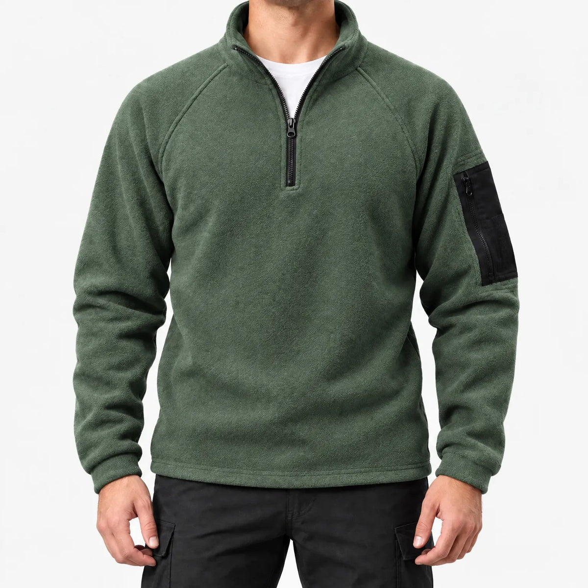 Fleecepullover Herren in Moosgrün – Produktfoto auf Weiß