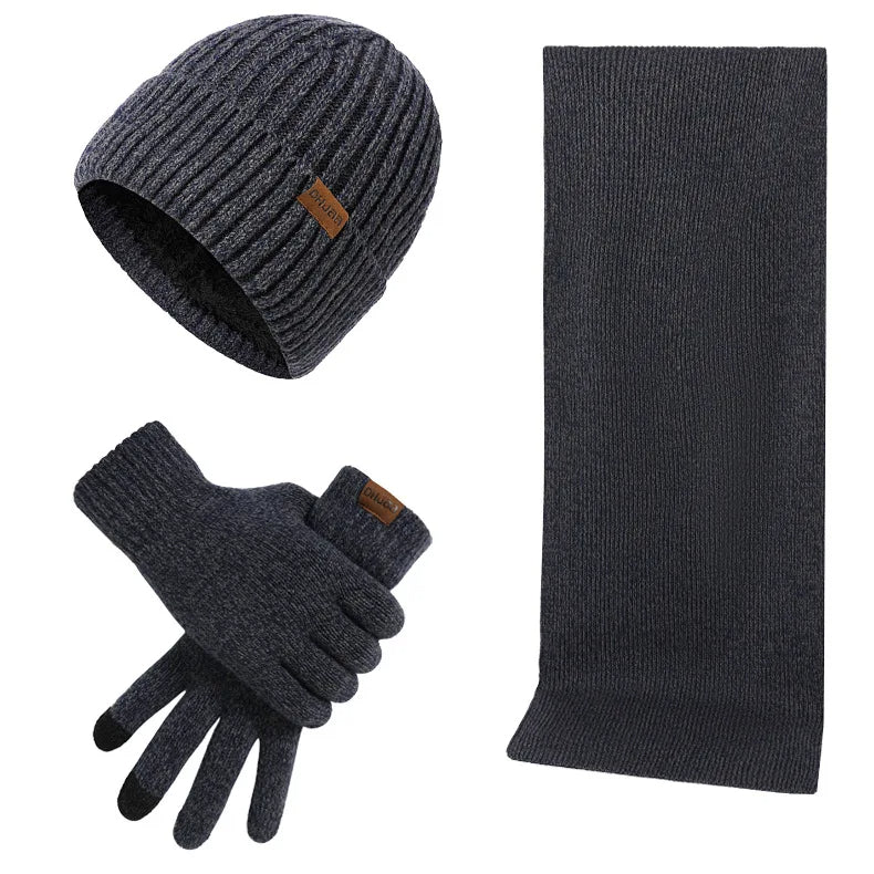 Wintermütze Herren Set in Marineblau mit Schal und Handschuhen – auf weißem Hintergrund