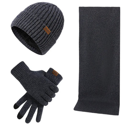 Wintermütze Herren Set in Marineblau mit Schal und Handschuhen – auf weißem Hintergrund
