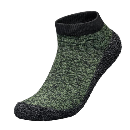 Sockenschuhe in Moosgrün auf weißem Hintergrund