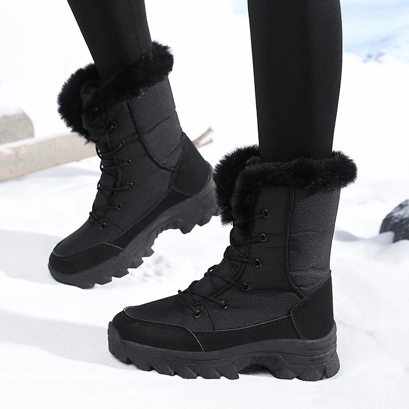 Winterstiefel Damen in Schwarz getragen – Seitenansicht beim Gehen im Schnee