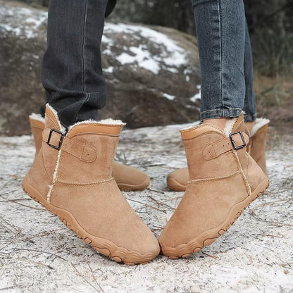 Winter Barfußschuhe in Kastanienbraun getragen auf verschneitem Waldboden