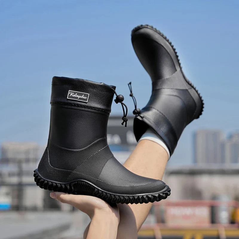 Kurze Gummistiefel – Seitenansicht mit Kordelzug am Kragen