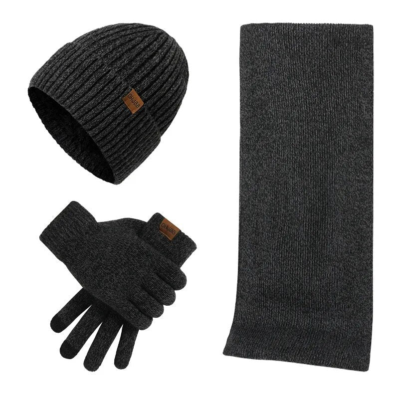 Wintermütze Herren Set in Dunkelgrau mit Schal und Handschuhen – auf weißem Hintergrund