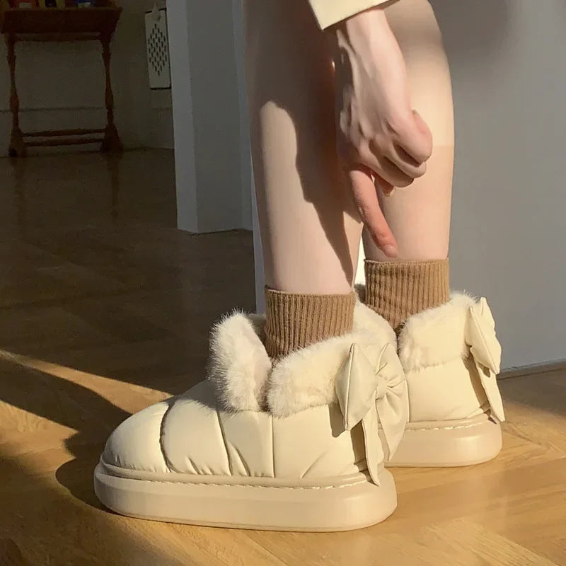 Winterstiefel Damen gefüttert in Creme beim Hineinschlüpfen