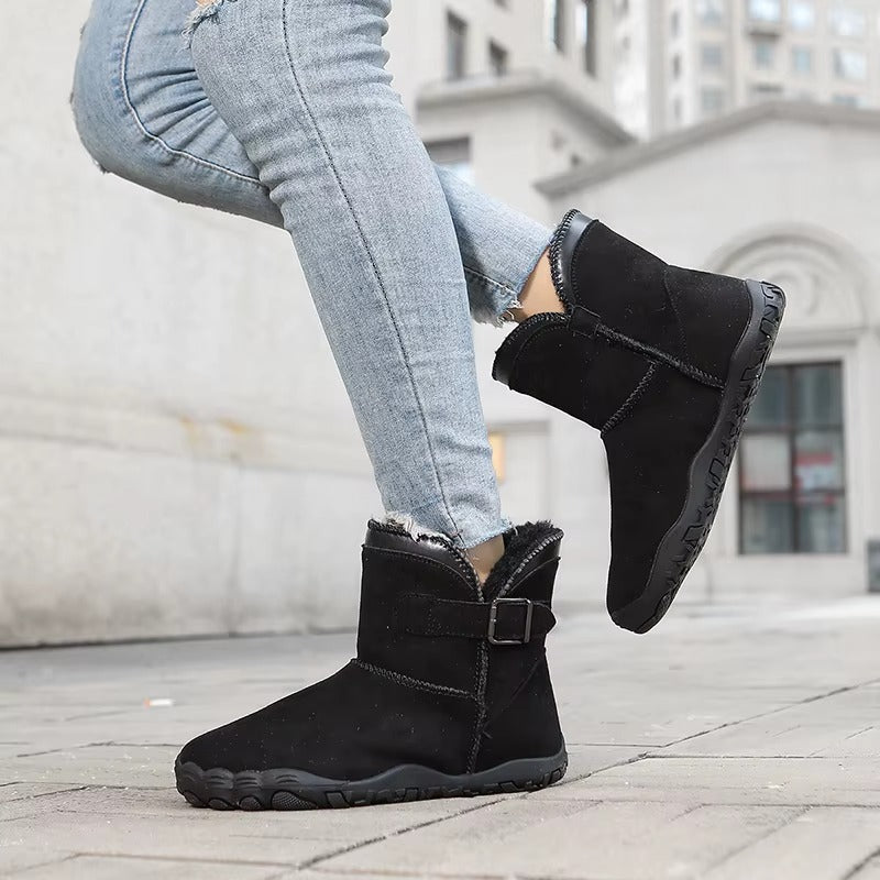 Winter Barfußschuhe in Schwarz getragen beim Gehen in der Stadt