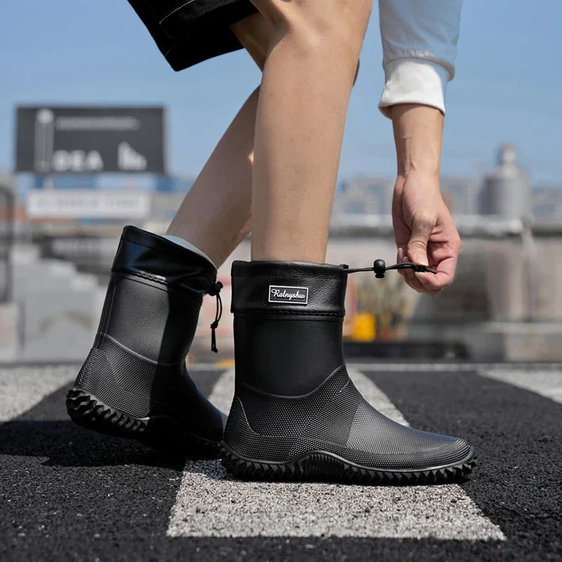 Gummistiefel kurz – Kordelzug wird am Bein festgezogen