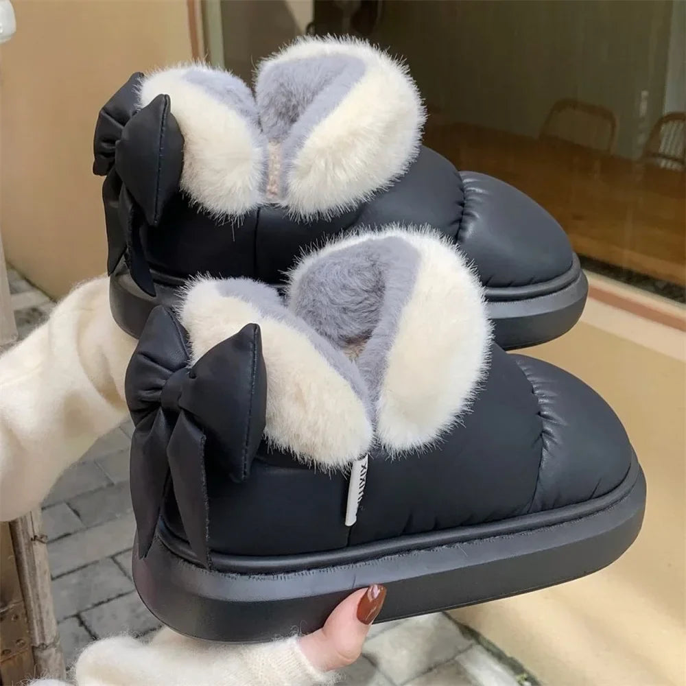 Winterstiefel Damen gefüttert in Schwarz – Blick auf das Kunstfellfutter innen