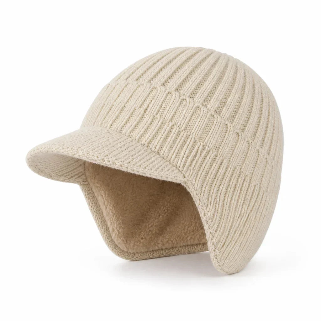 Mütze mit Ohrenklappen in Beige – helle Strickmütze mit braunem Fleecefutter