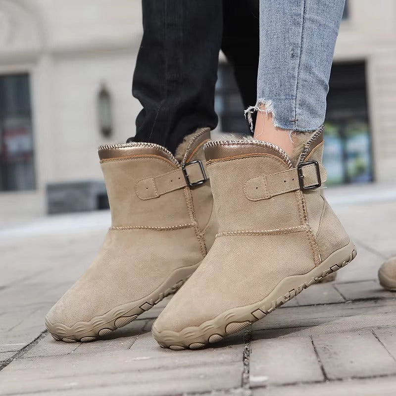 Winter Barfußschuhe in Sandsteinbeige getragen auf dem Gehweg