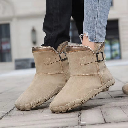 Winter Barfußschuhe in Sandsteinbeige getragen auf dem Gehweg