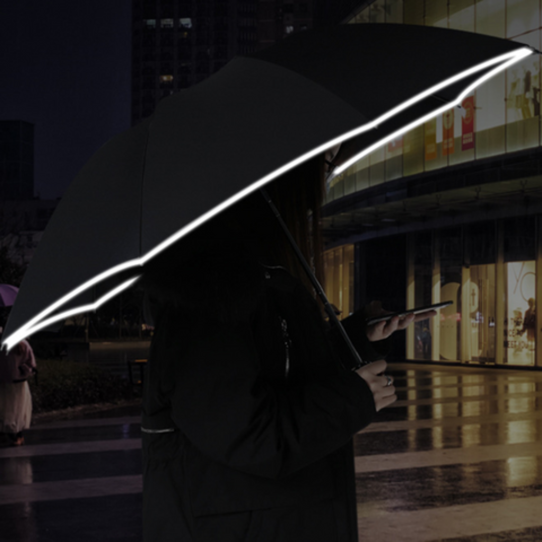 Reflektierender Rand des Regenschirms leuchtet in der Dunkelheit