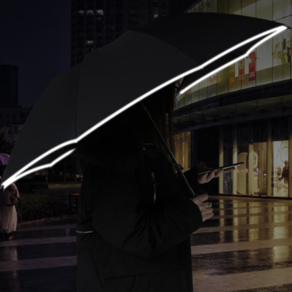 Reflektierender Rand des Regenschirms leuchtet in der Dunkelheit
