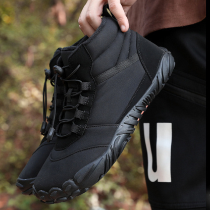 Winter Barfußschuhe in der Hand gehalten – Fersenschlaufe