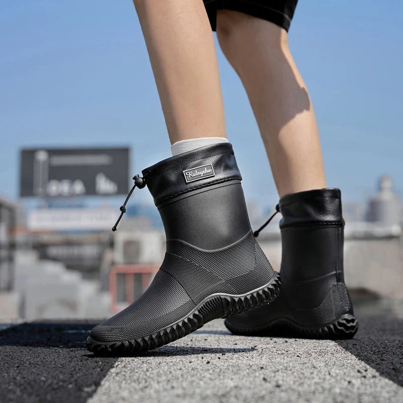 Kurze Gummistiefel Schwarz beim Gehen auf Asphalt
