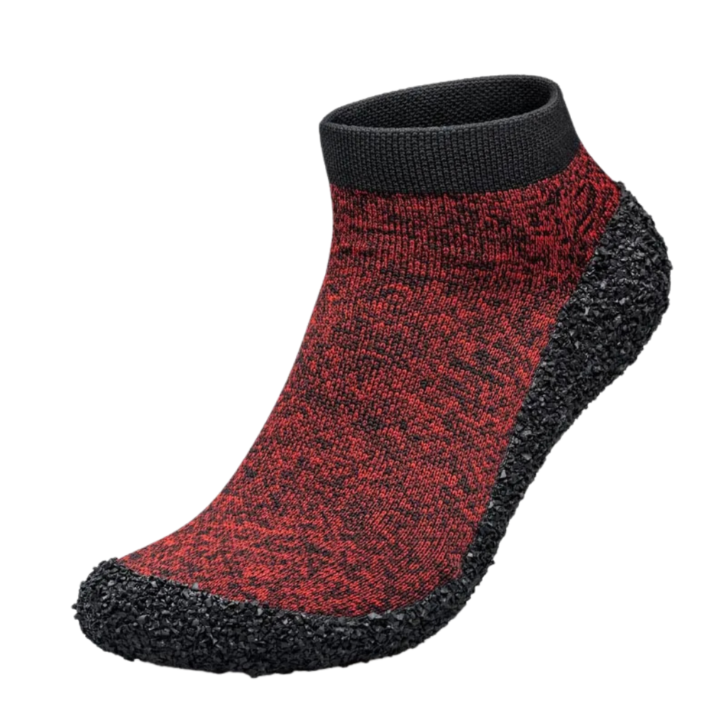 Sockenschuhe in Kirschrot auf weißem Hintergrund