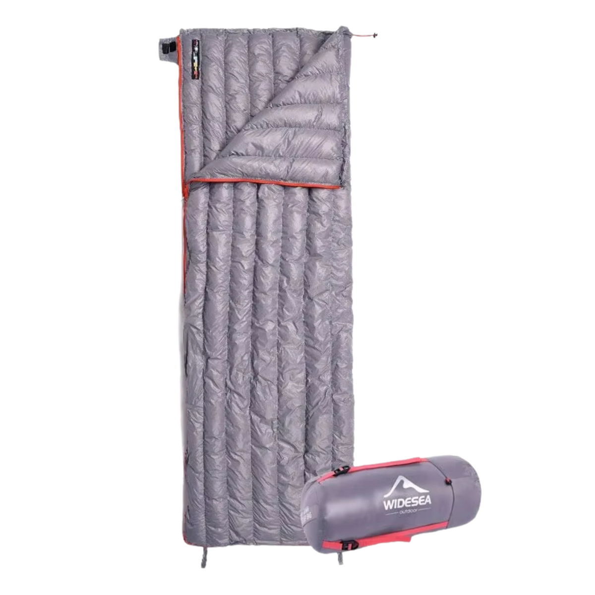 Daunenschlafsack Grau mit Kompressionssack auf weißem Hintergrund