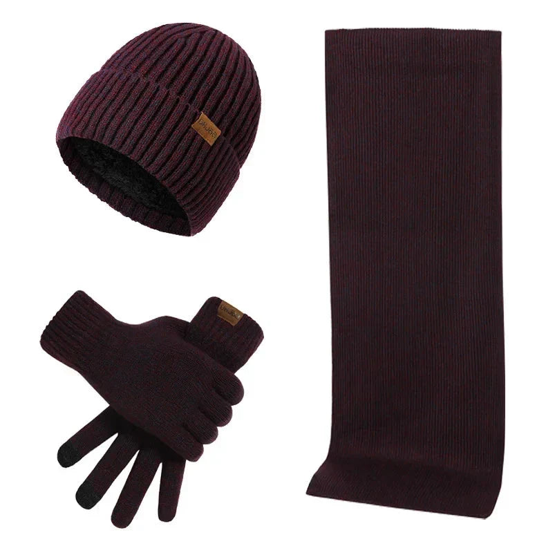 Wintermütze Herren Set in Bordeaux mit Schal und Handschuhen – auf weißem Hintergrund