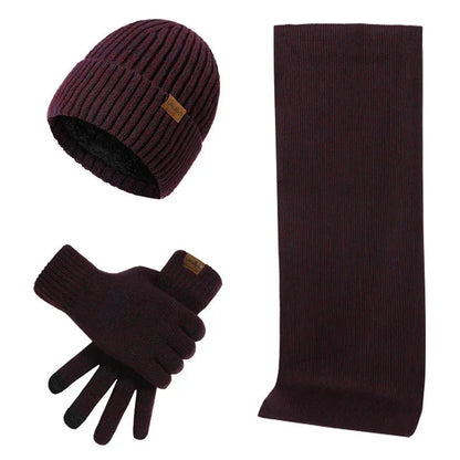 Wintermütze Herren Set in Bordeaux mit Schal und Handschuhen – auf weißem Hintergrund
