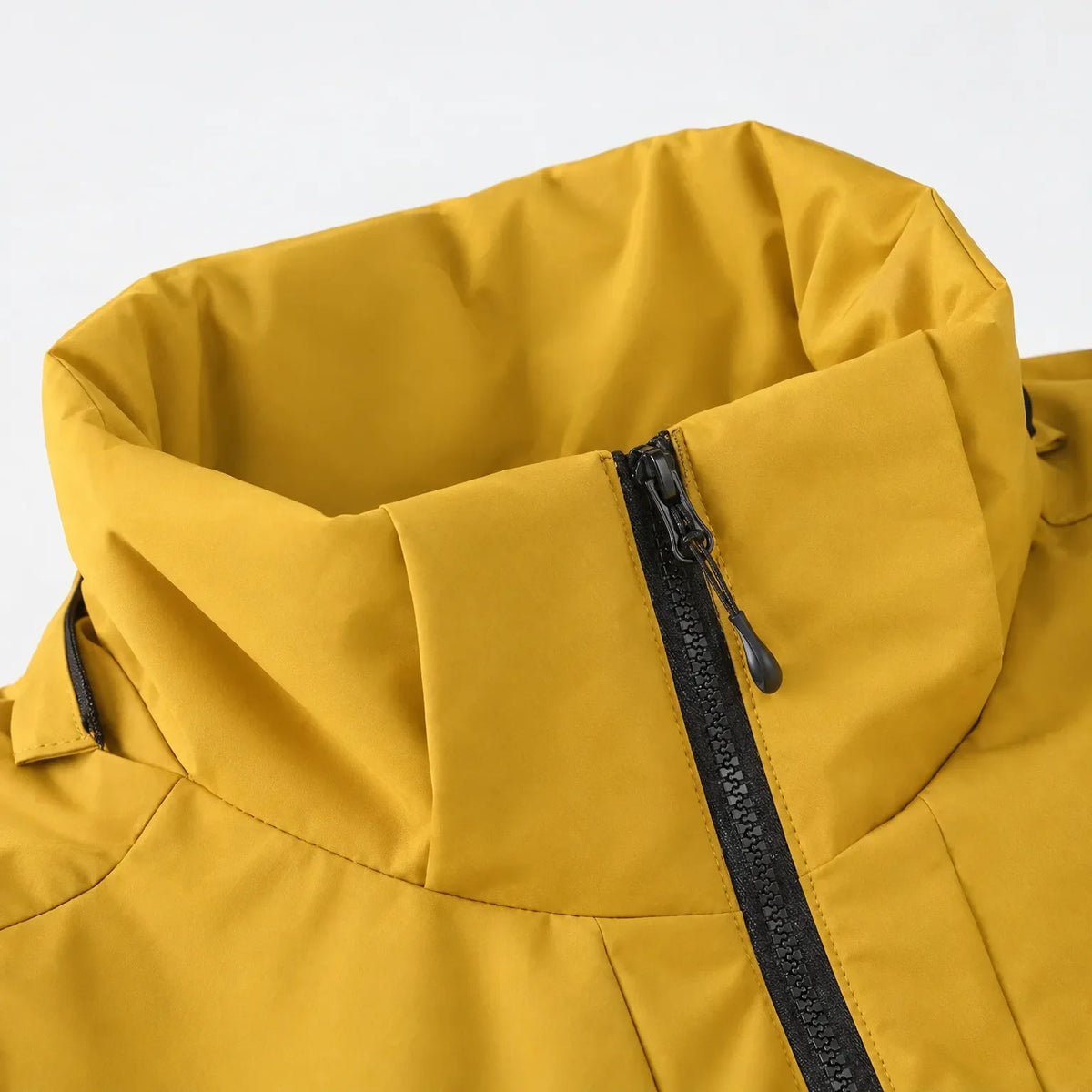Windbreaker Jacke – Nahaufnahme von Kragen, Kapuze und Frontreißverschluss