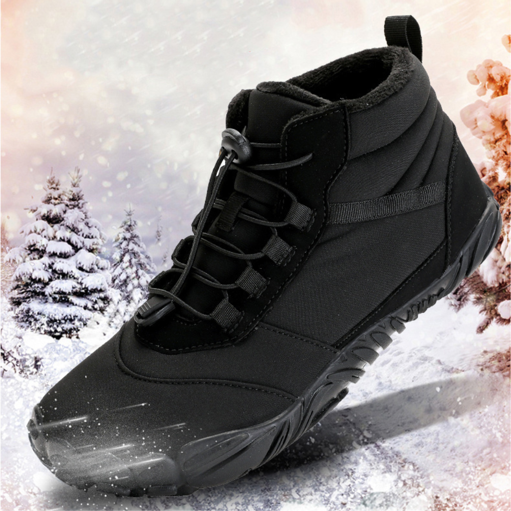 Winter Barfußschuhe Schwarz vor verschneiter Winterlandschaft