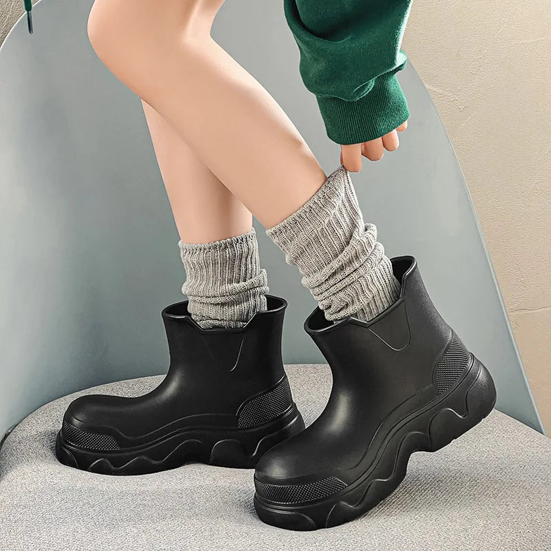 Gummistiefel Damen kurz in Schwarz getragen mit Wollsocken